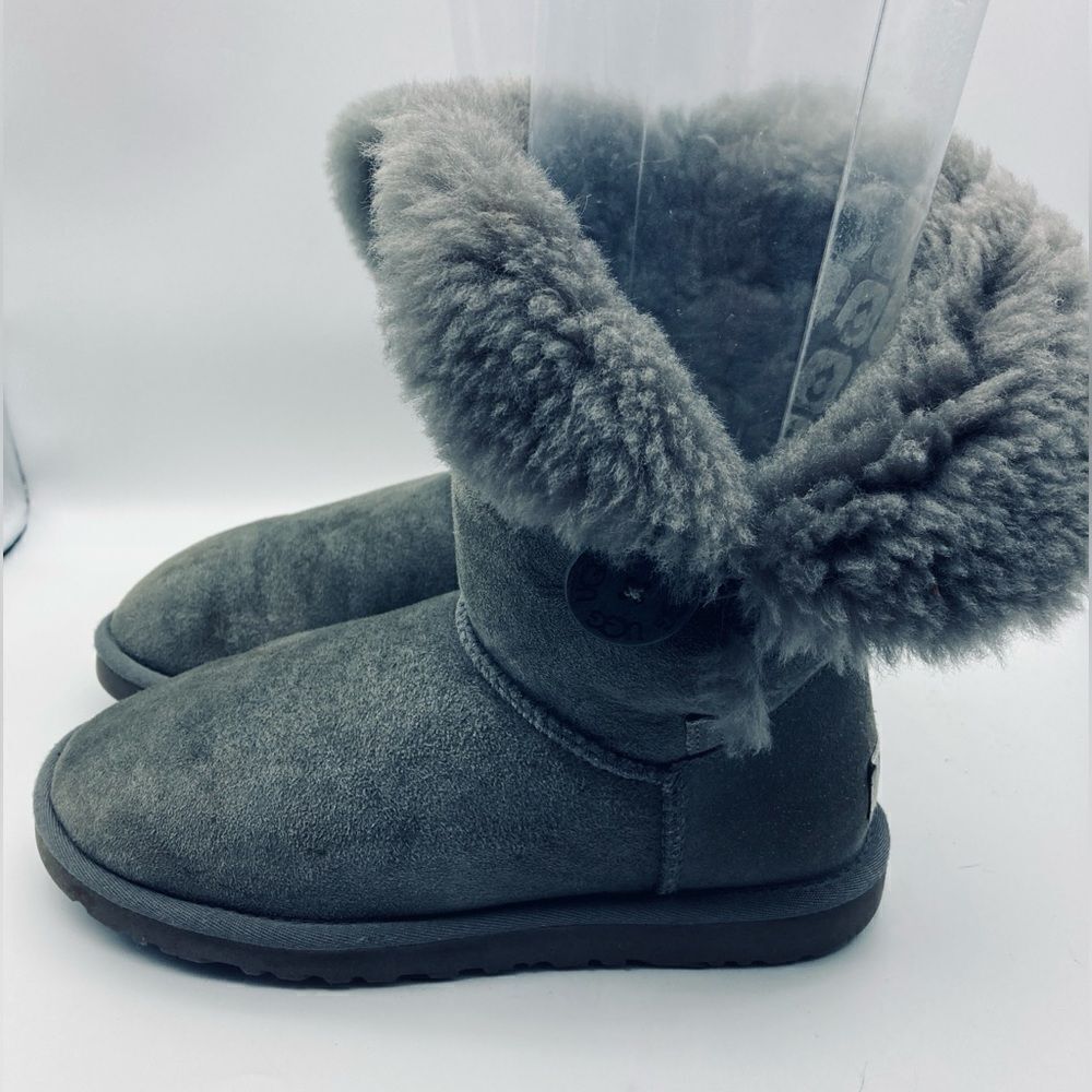 UGG Australia Women’s Bailey Button Leather/Sheepskin Boots 6